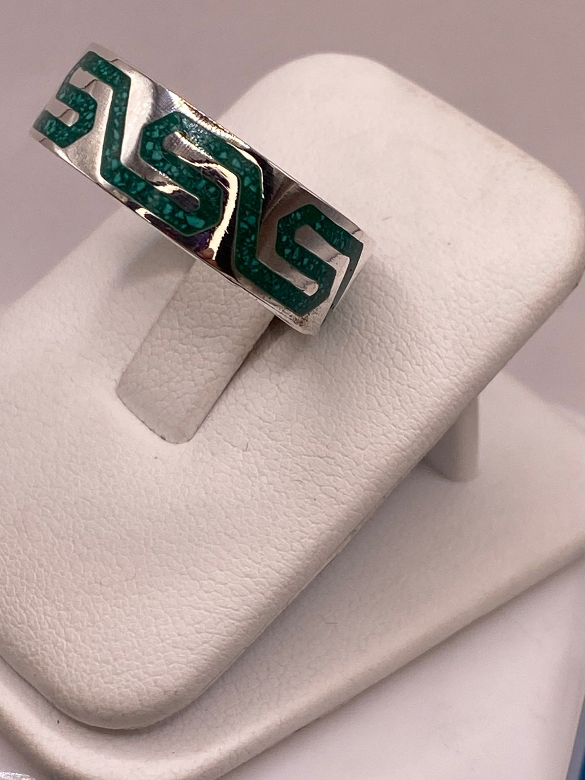 Anillo Greca Verde de Plata .925 con Incustracion Verde, vista lateral