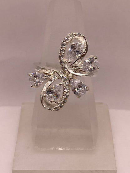 Anillo Infinito de Plata Ley 925 con Zirconias Blancas — ángulo diagonal