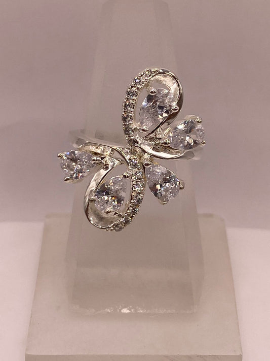 Anillo Infinito de Plata Ley 925 con Zirconias Blancas — ángulo diagonal