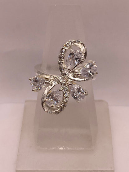 Anillo Infinito de Plata Ley 925 con Zirconias Blancas, vista de detalle