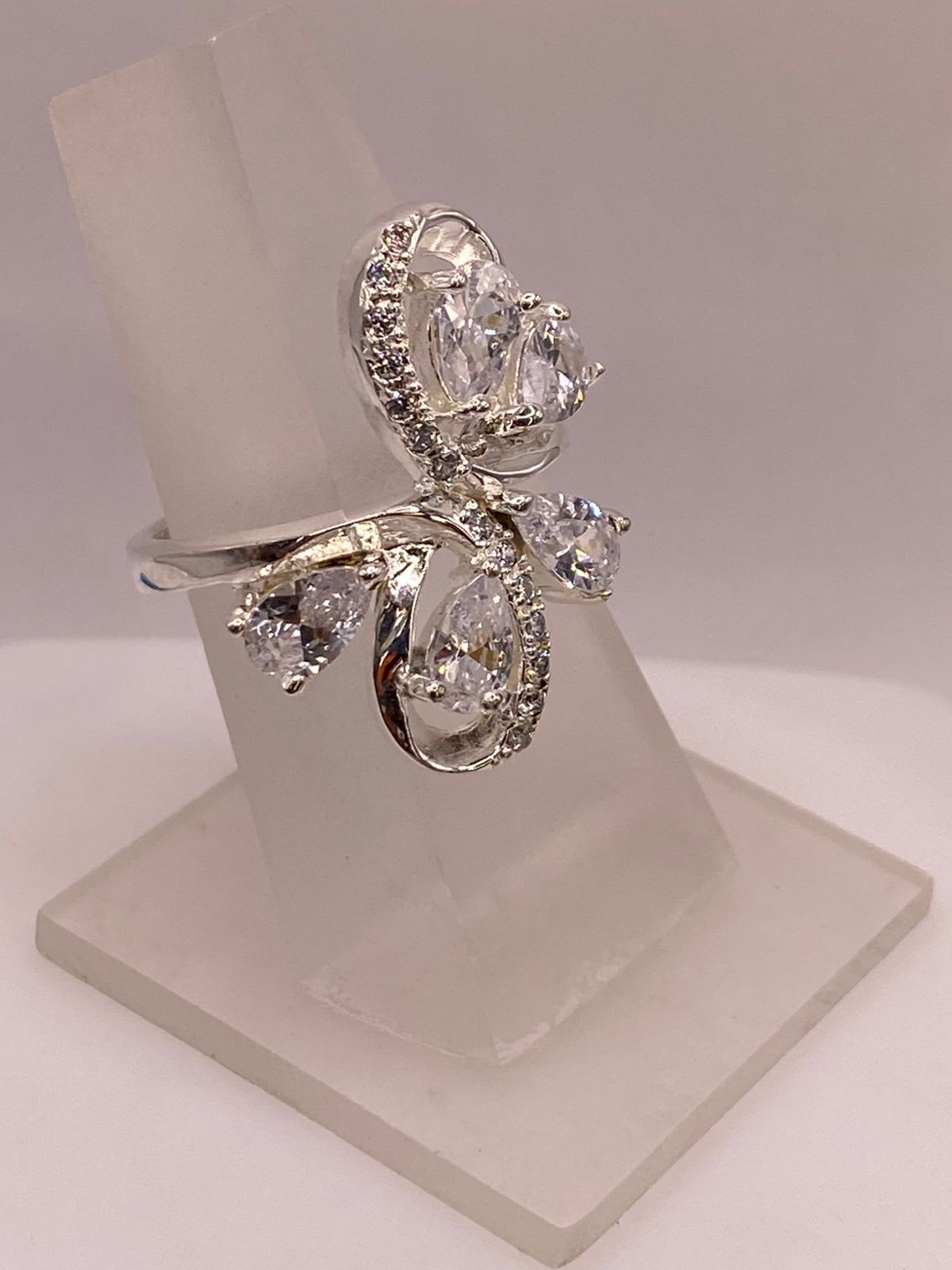 Anillo Infinito de Plata Ley 925 con Zirconias Blancas, vista frontal