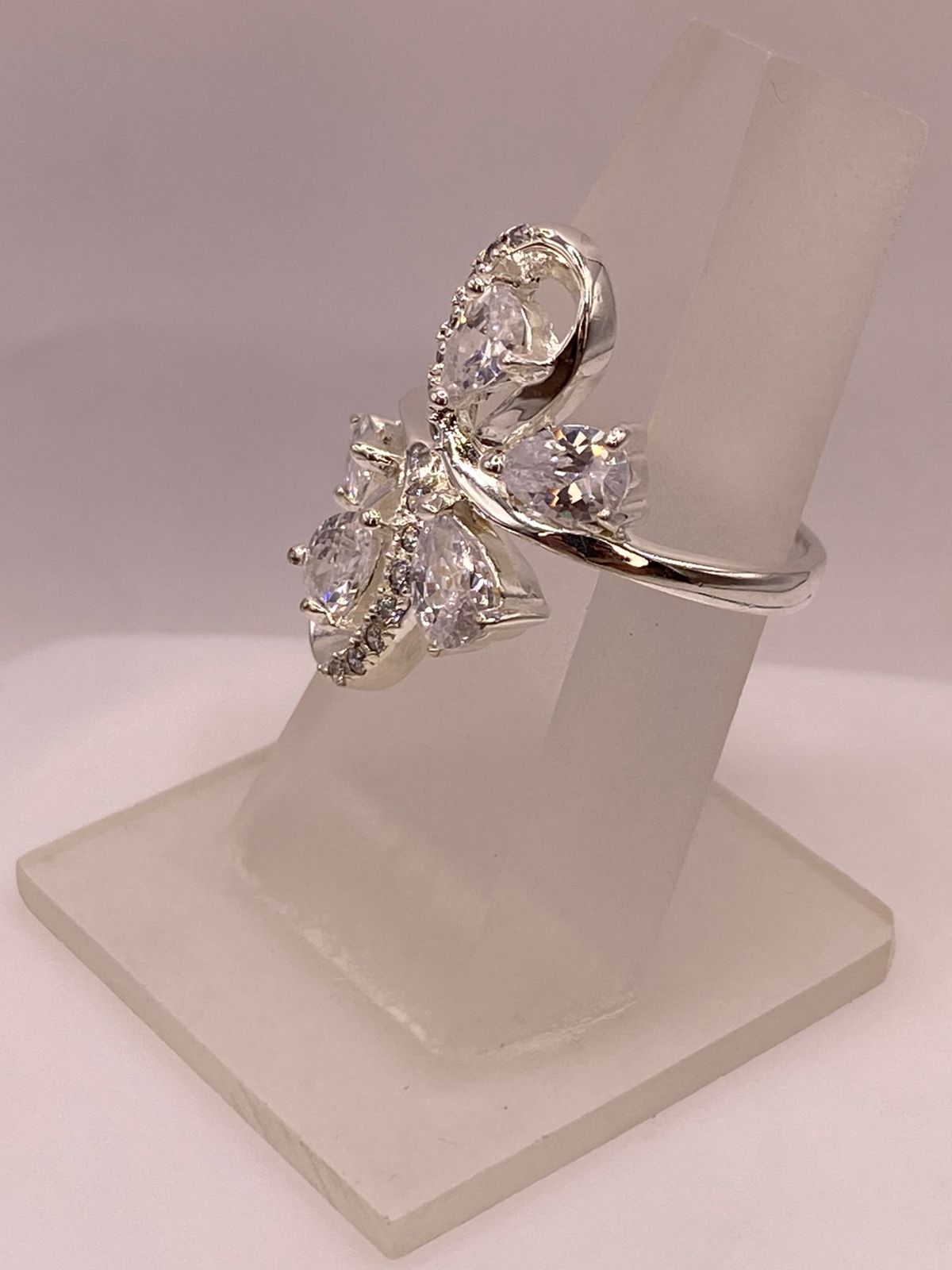 Anillo Infinito de Plata Ley 925 con Zirconias Blancas, vista lateral