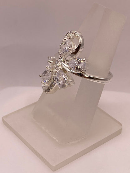 Anillo Infinito de Plata Ley 925 con Zirconias Blancas, vista lateral