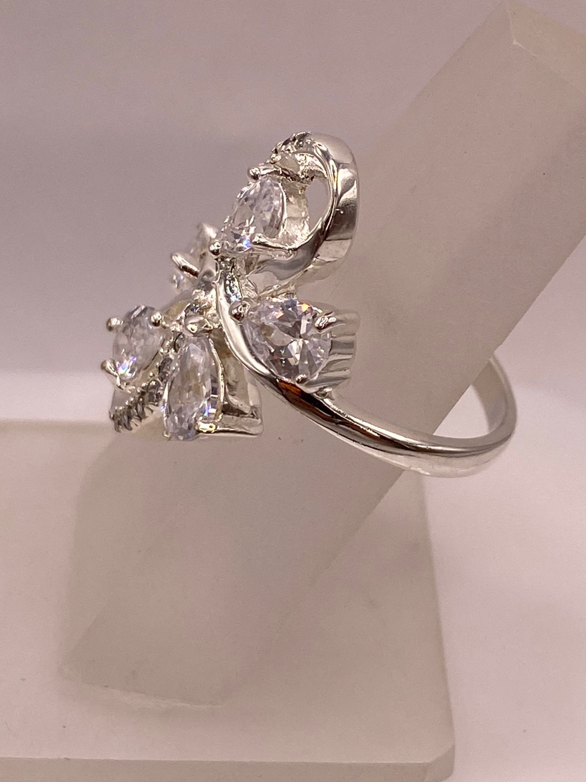 Anillo Infinito de Plata Ley 925 con Zirconias Blancas, sello de autenticidad Plata Ley .925