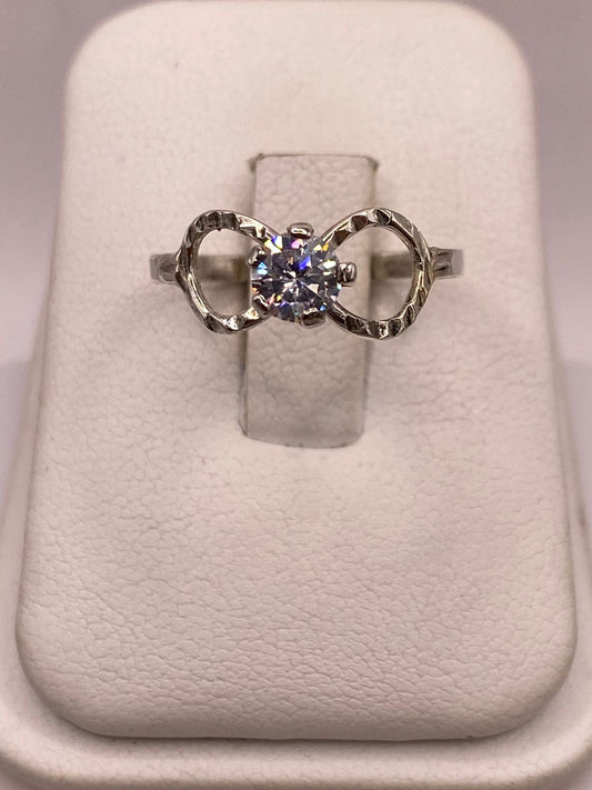 Anillo Infinito con Zirconia Brillante en Plata Ley 925 — ángulo diagonal