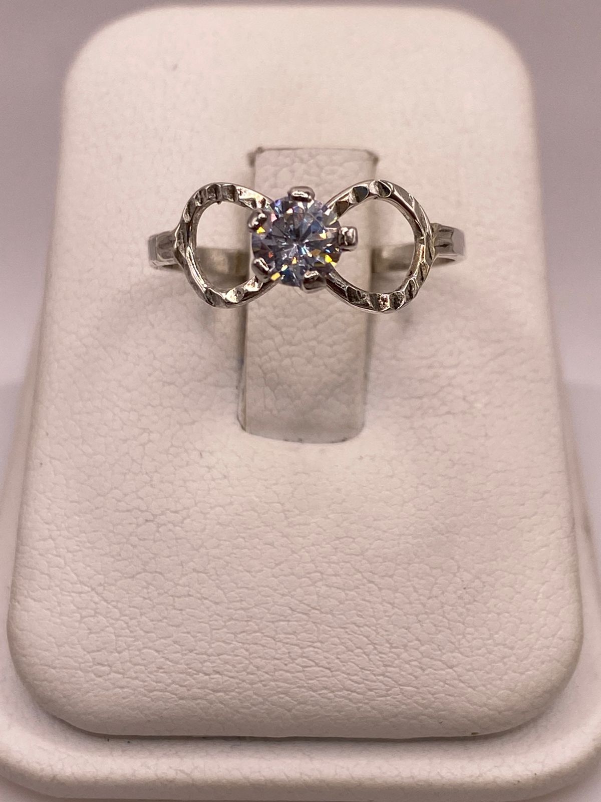 Anillo Infinito con Zirconia Brillante en Plata Ley 925 — ángulo diagonal