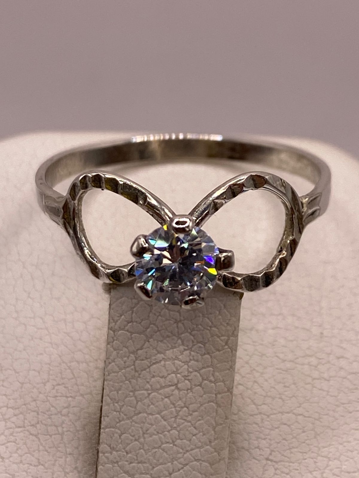 Anillo Infinito con Zirconia Brillante en Plata Ley 925, sello de autenticidad Plata Ley .925
