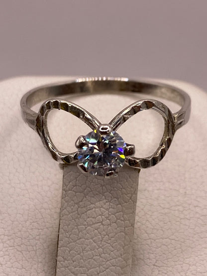 Anillo Infinito con Zirconia Brillante en Plata Ley 925, sello de autenticidad Plata Ley .925