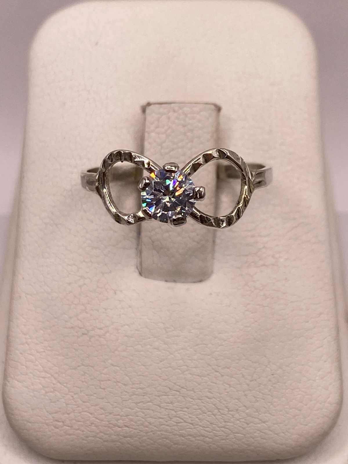 Anillo Infinito con Zirconia Brillante en Plata Ley 925, vista frontal