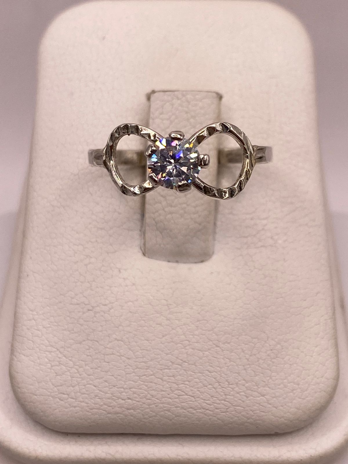 Anillo Infinito con Zirconia Brillante en Plata Ley 925, vista de detalle