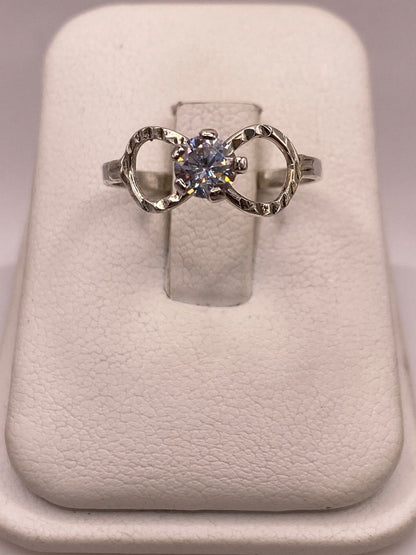 Anillo Infinito con Zirconia Brillante en Plata Ley 925 — ángulo diagonal
