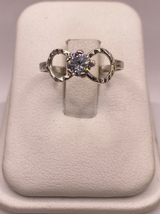 Anillo Infinito con Zirconia Brillante en Plata Ley 925 — ángulo diagonal