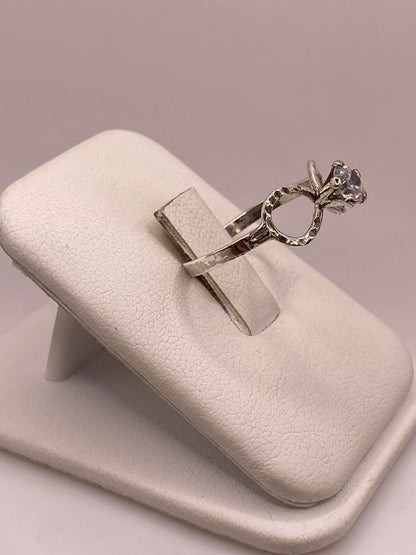 Anillo Infinito con Zirconia Brillante en Plata Ley 926, vista lateral