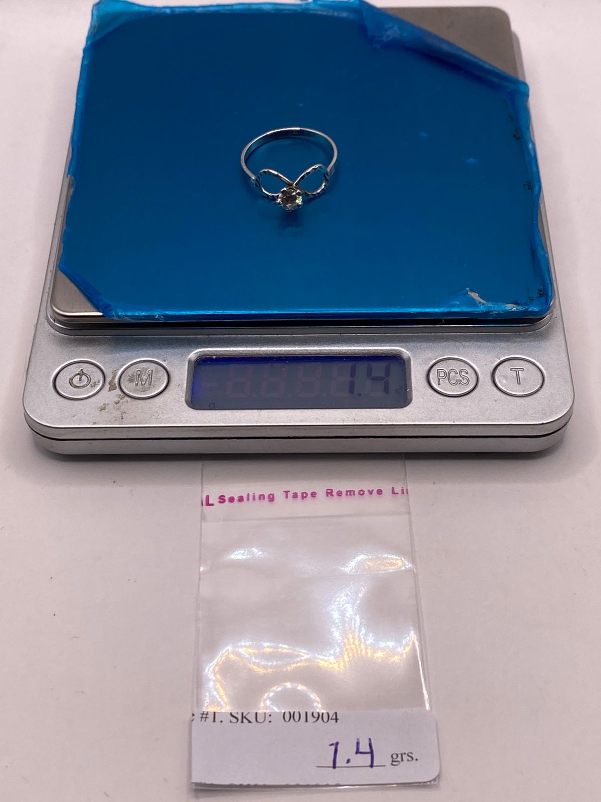 Anillo Infinito con Zirconia Brillante en Plata Ley 926, peso en gramos (báscula)