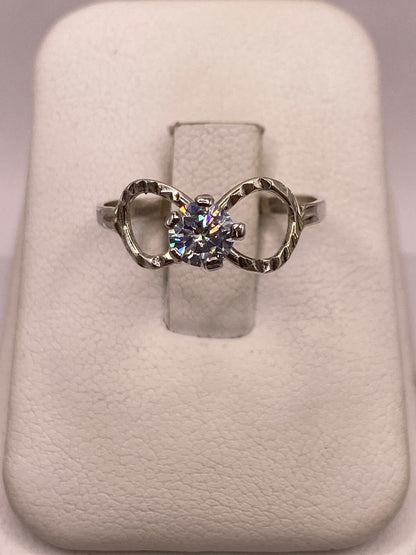 Anillo Infinito con Zirconia Brillante en Plata Ley 926, vista frontal