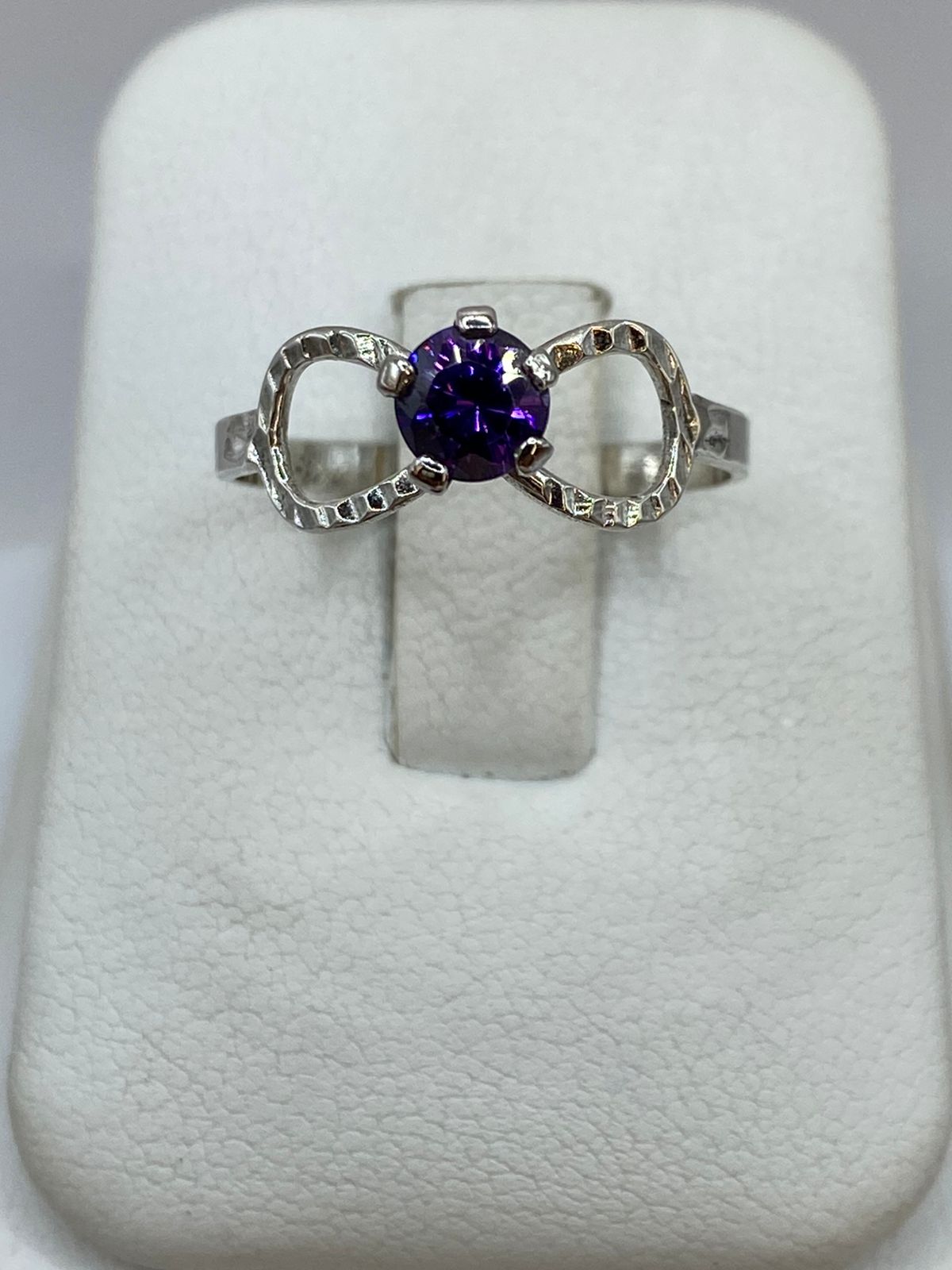 Anillo Infinito con Zirconia Morada en Plata 925, vista de detalle
