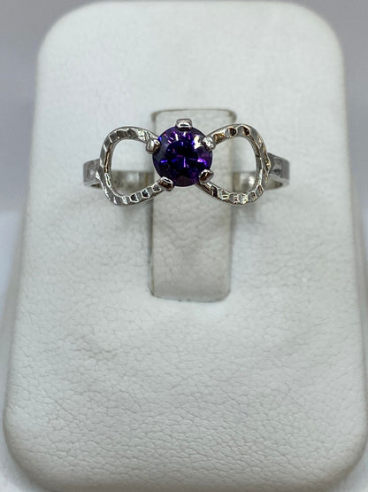 Anillo Infinito con Zirconia Morada en Plata 925, vista de detalle