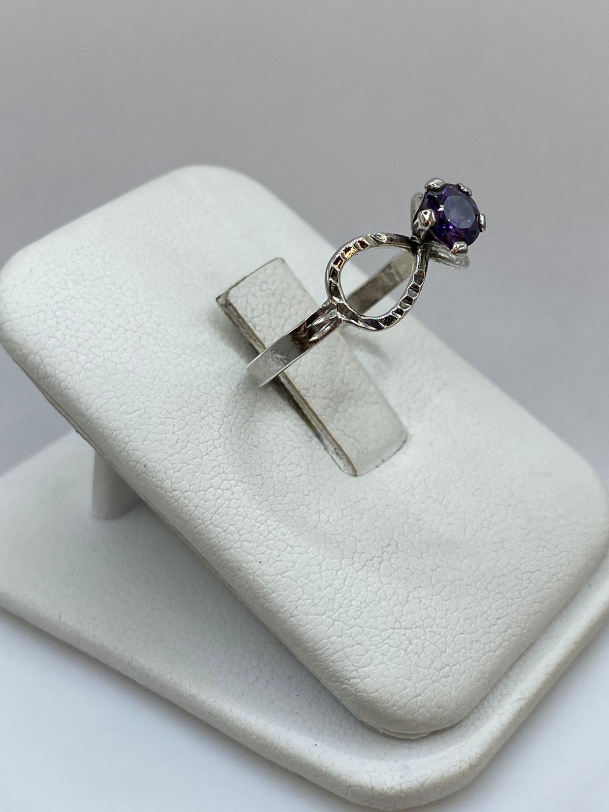 Anillo Infinito con Zirconia Morada en Plata 925, vista lateral