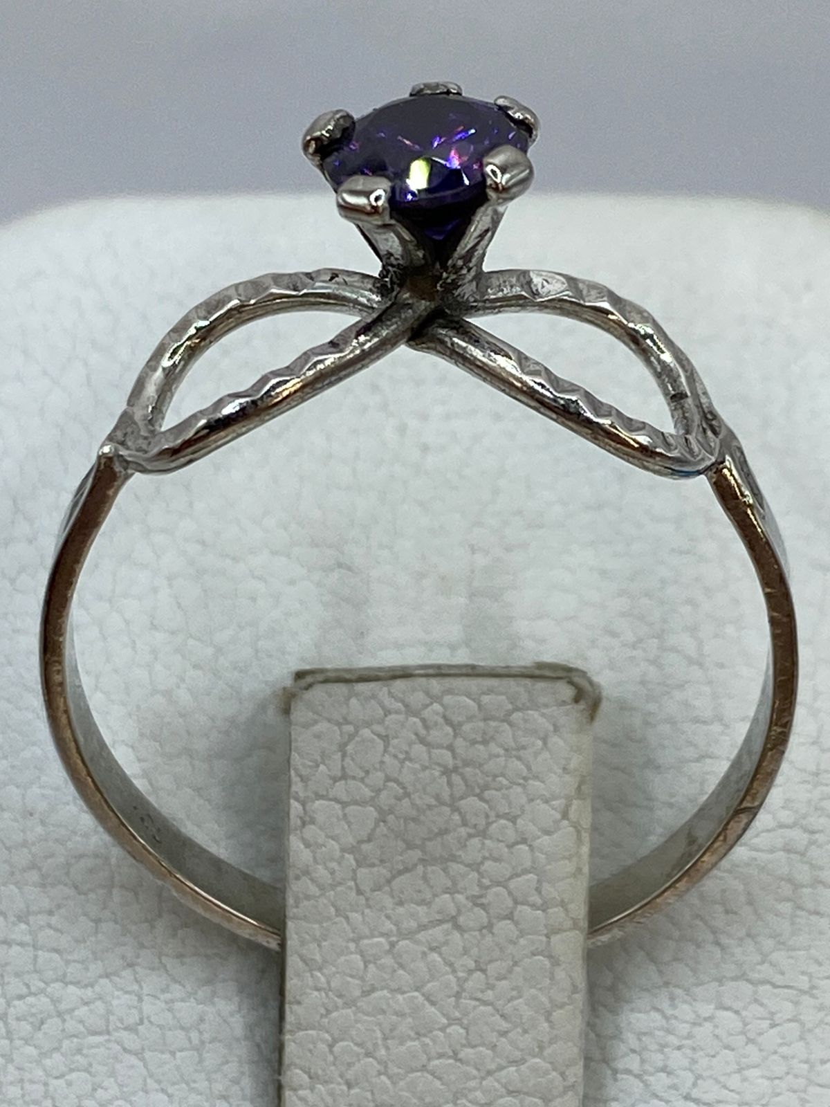 Anillo Infinito con Zirconia Morada en Plata 925, vista posterior