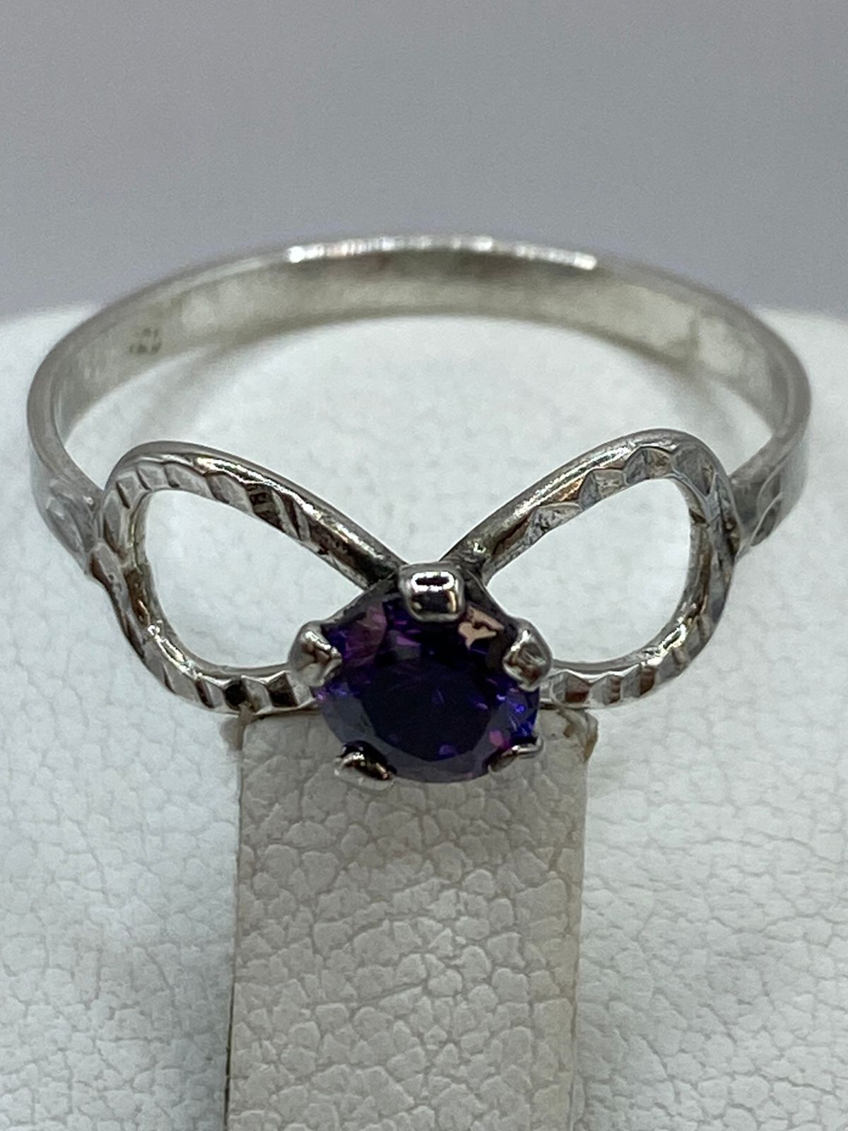 Anillo Infinito con Zirconia Morada en Plata 925, sello de autenticidad Plata Ley .925