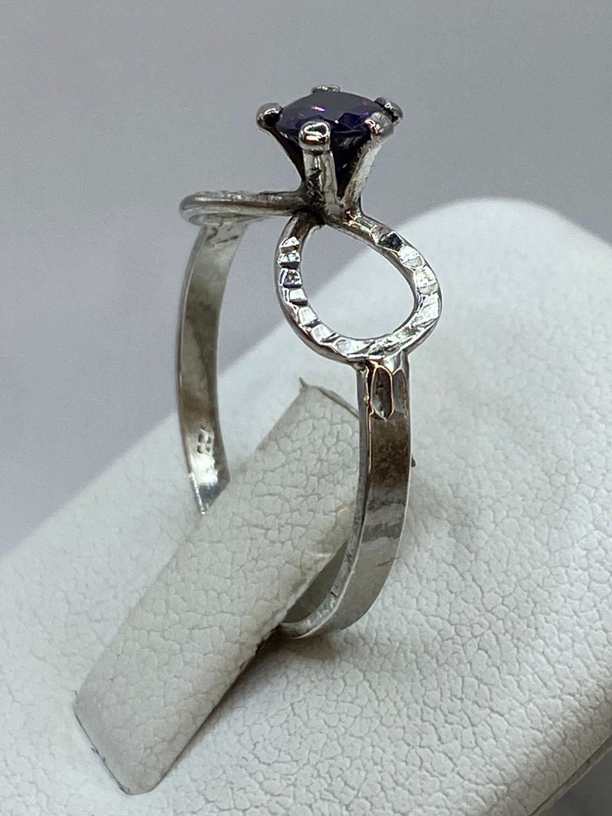 Anillo Infinito con Zirconia Morada en Plata 925, vista superior