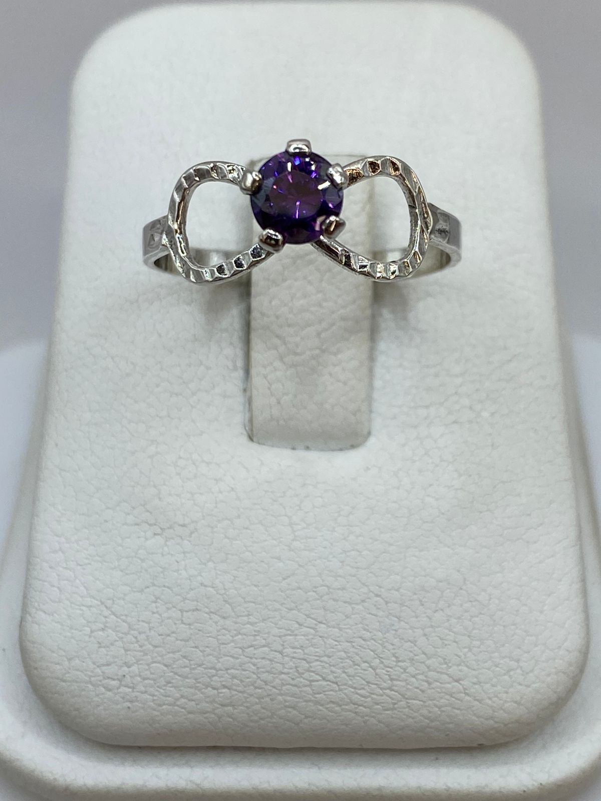 Anillo Infinito con Zirconia Morada en Plata 925 — detalle de acabado