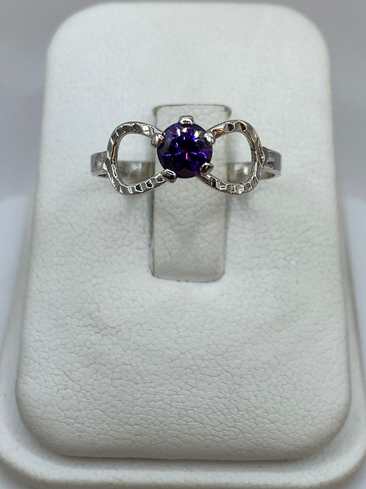 Anillo Infinito con Zirconia Morada en Plata 925, vista frontal