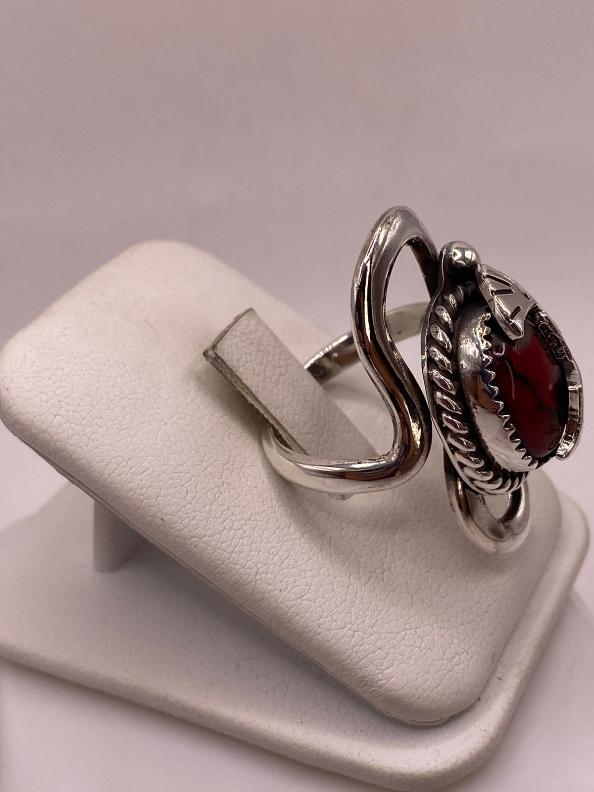 Anillo Kokopelli de Plata Ley 925 con Coral Roj, vista lateral