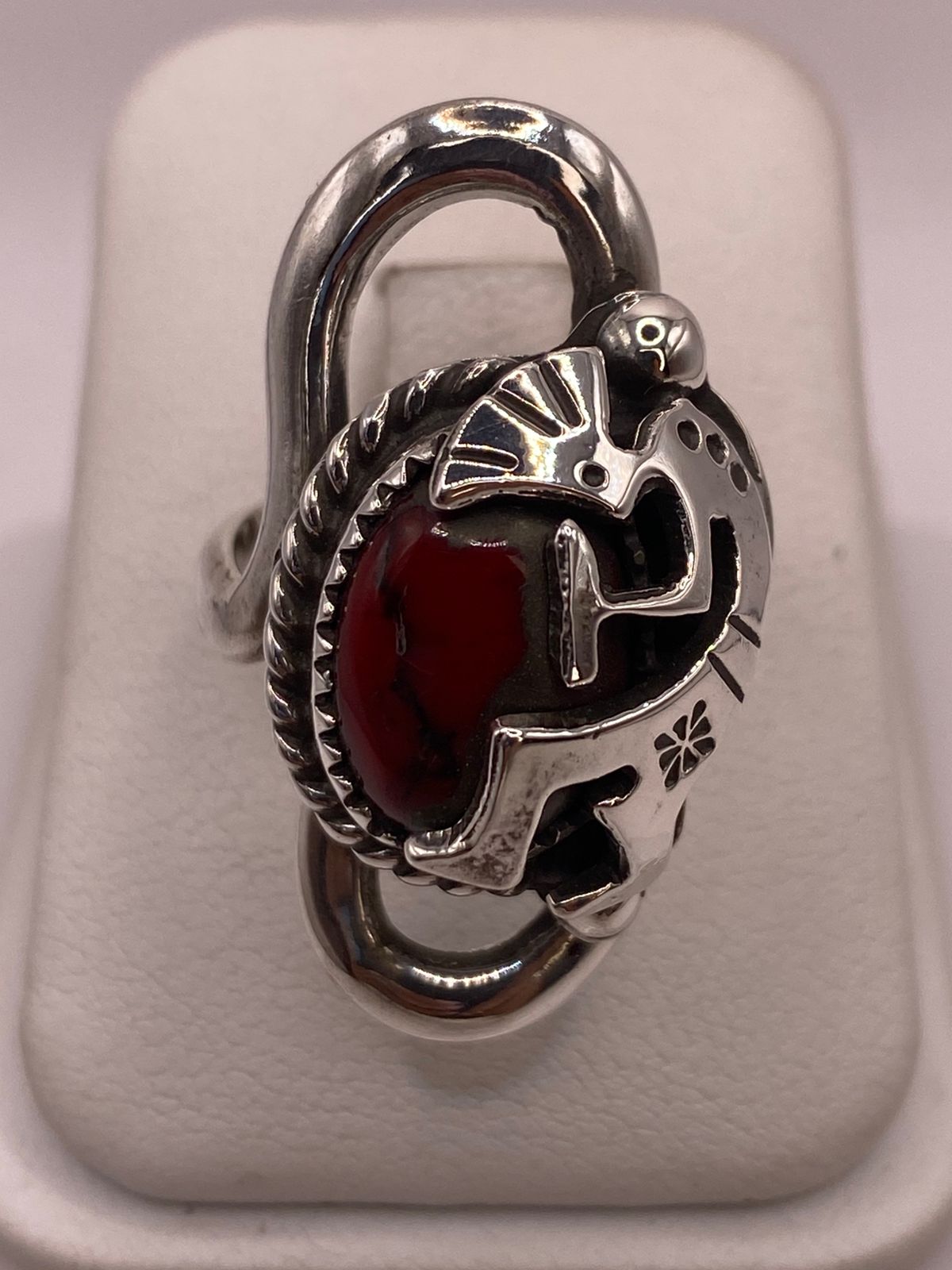 Anillo Kokopelli de Plata Ley 925 con Coral Roj en báscula mostrando peso