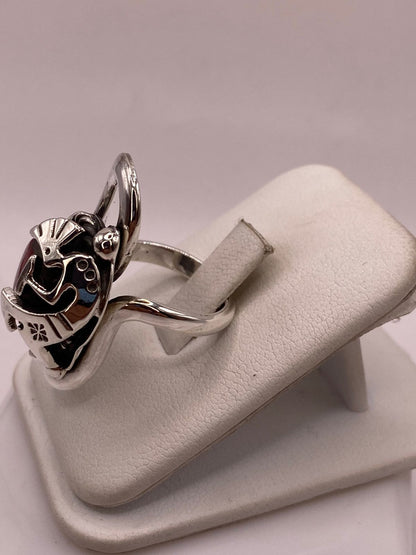 Anillo Kokopelli de Plata Ley 925 con Coral Roj, vista de detalle