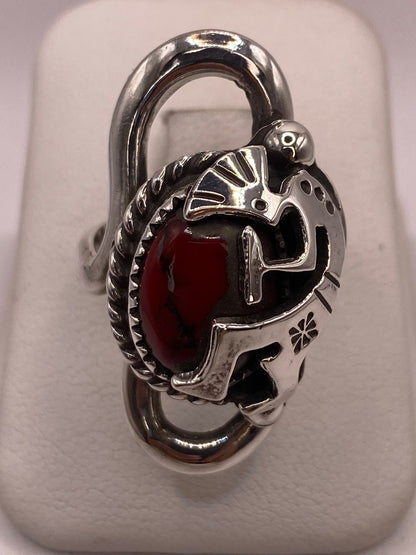 Anillo Kokopelli de Plata Ley 925 con Coral Roj, vista frontal
