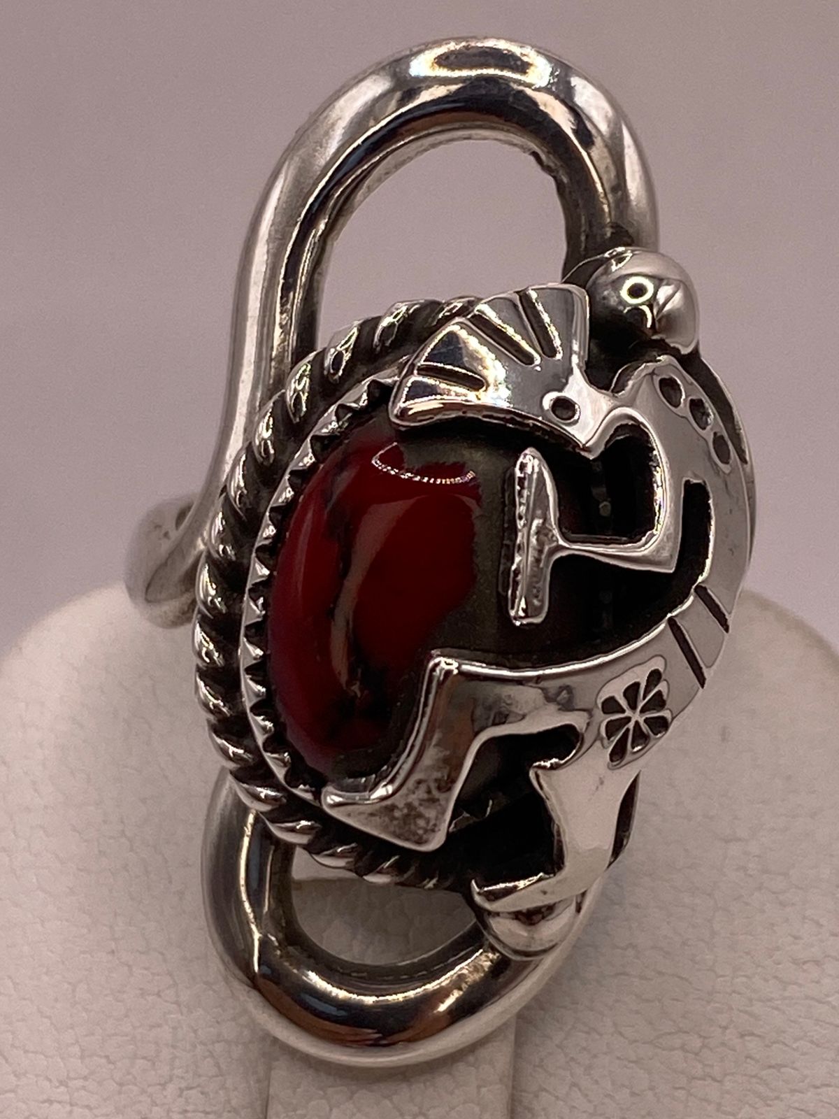 Anillo Kokopelli de Plata Ley 925 con Coral Roj, sello de autenticidad Plata Ley .925