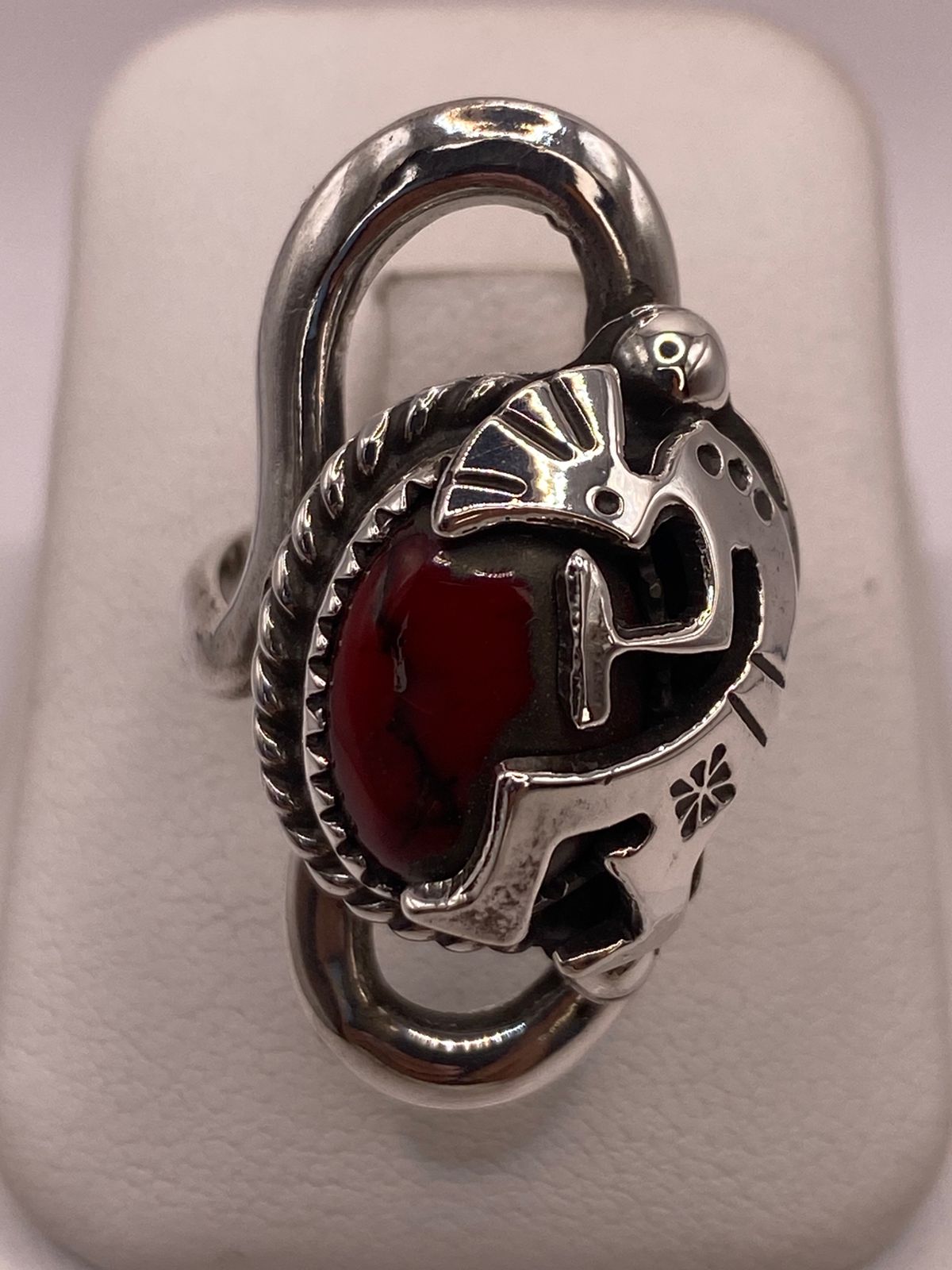 Anillo Kokopelli de Plata Ley 925 con Coral Roj, vista superior