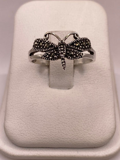 Anillo Libélula Vintage con Marquesitas en Plata Ley 925 — ángulo diagonal