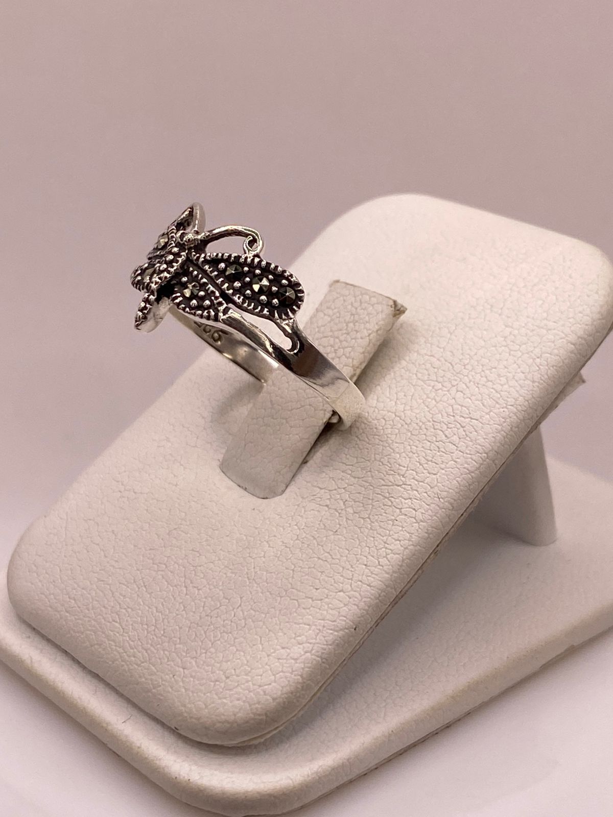 Anillo Libélula Vintage con Marquesitas en Plata Ley 925, vista lateral