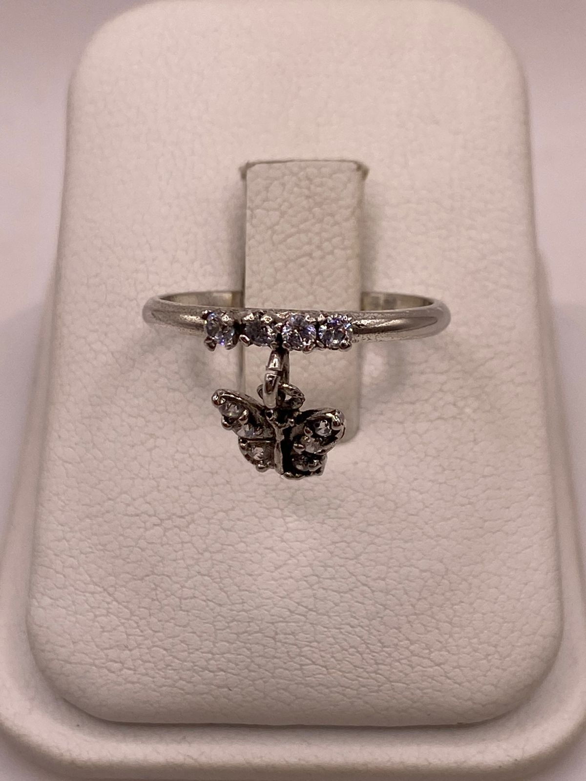 Anillo de Mariposa Colgante con Zirconias Blancas en Plata Ley 925 en báscula mostrando peso