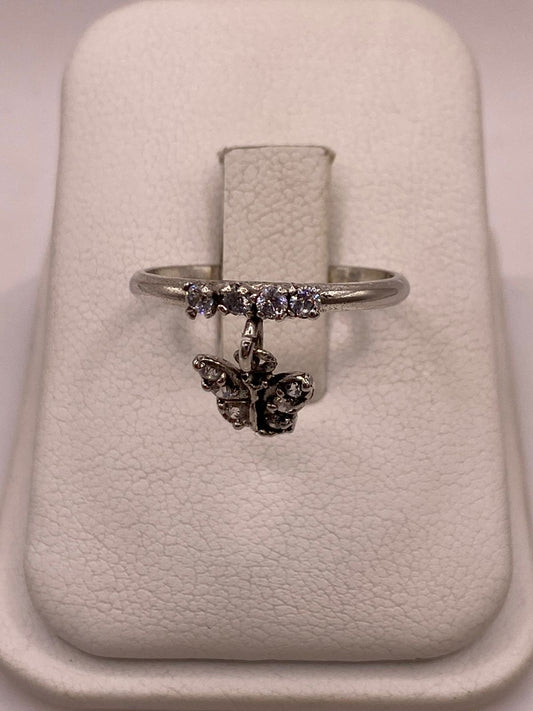 Anillo de Mariposa Colgante con Zirconias Blancas en Plata Ley 925 en báscula mostrando peso
