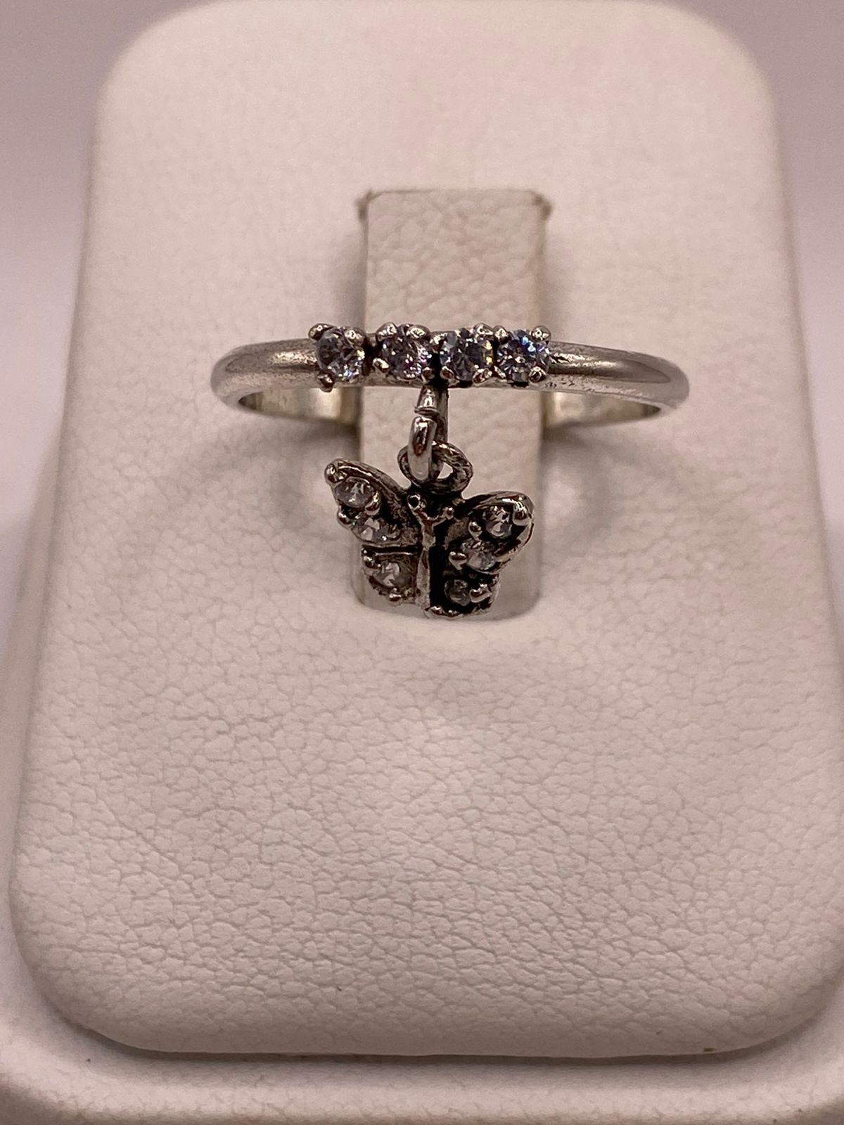 Anillo de Mariposa Colgante con Zirconias Blancas en Plata Ley 925, vista de detalle