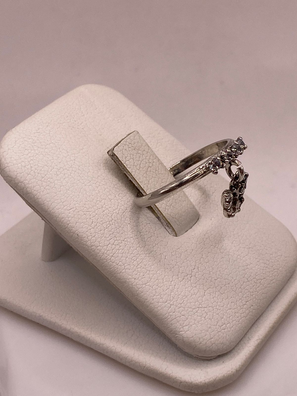 Anillo de Mariposa Colgante con Zirconias Blancas en Plata Ley 925, vista lateral