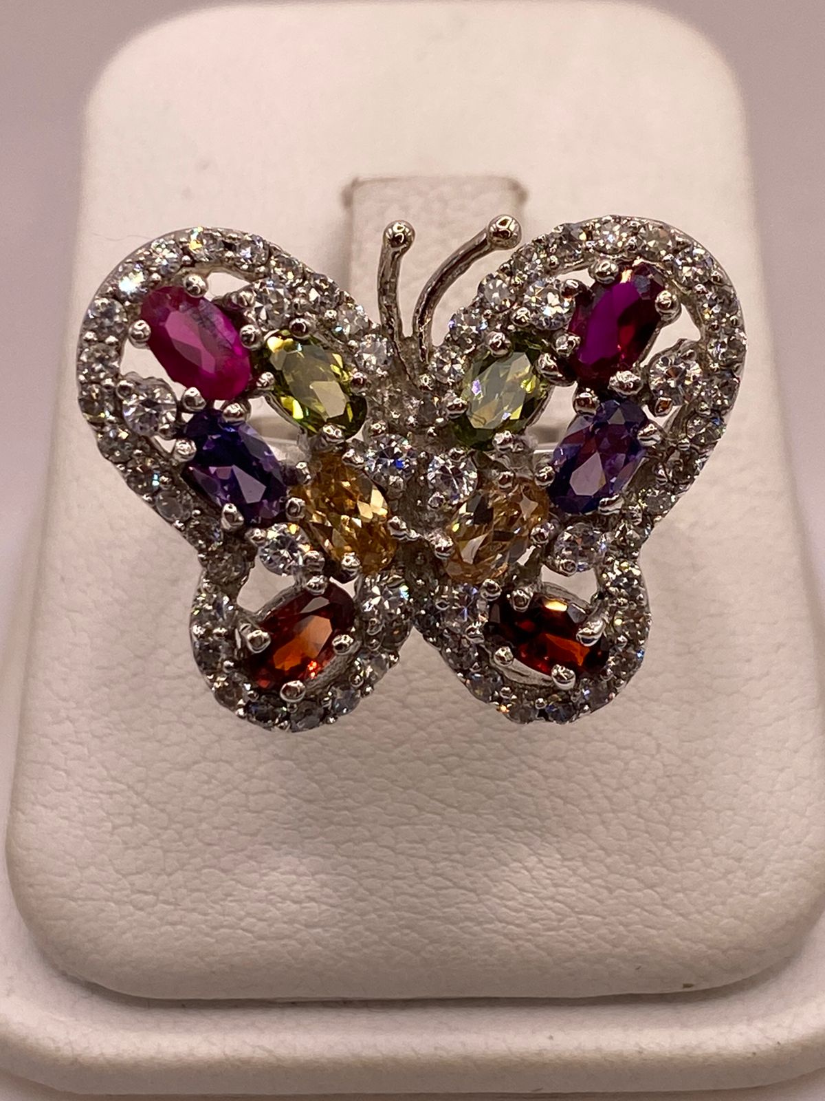 Anillo Mariposa Multicolor con Zirconias Brillantes en Plata Ley 925, vista de detalle