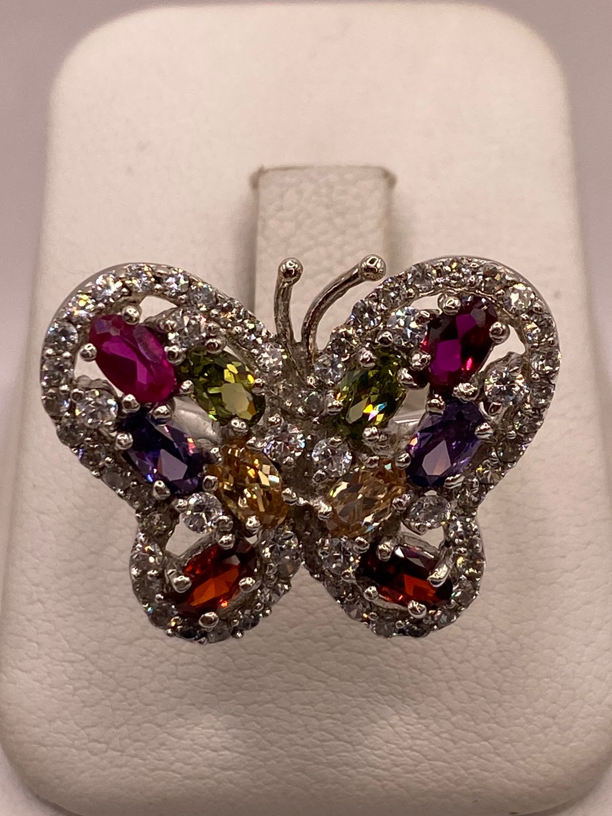 Anillo Mariposa Multicolor con Zirconias Brillantes en Plata Ley 925 — detalle de acabado