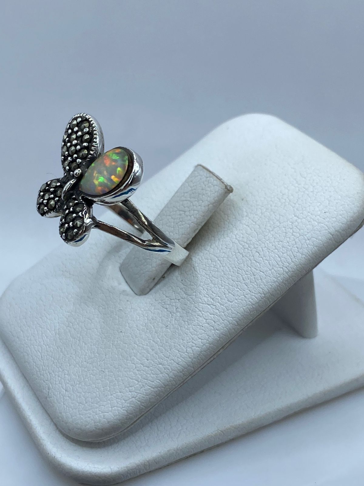 Anillo Mariposa de Plata Ley 925 con Ópalo de Fuego y Marquesita, vista frontal