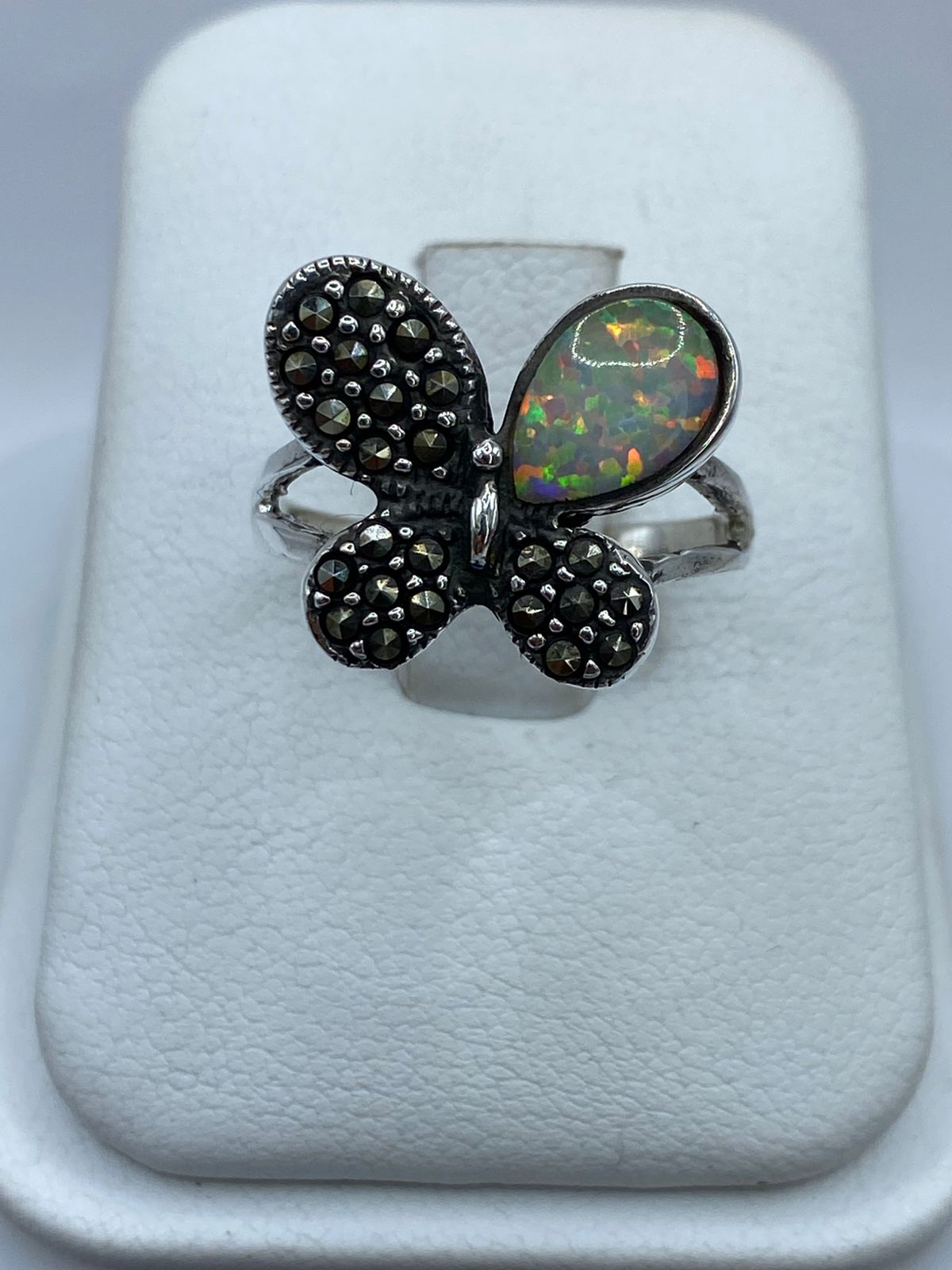 Anillo Mariposa de Plata Ley 925 con Ópalo de Fuego y Marquesita — ángulo diagonal