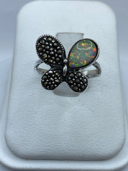 Anillo Mariposa de Plata Ley 925 con Ópalo de Fuego y Marquesita — ángulo diagonal