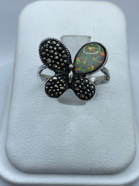 Anillo Mariposa de Plata Ley 925 con Ópalo de Fuego y Marquesita — ángulo diagonal