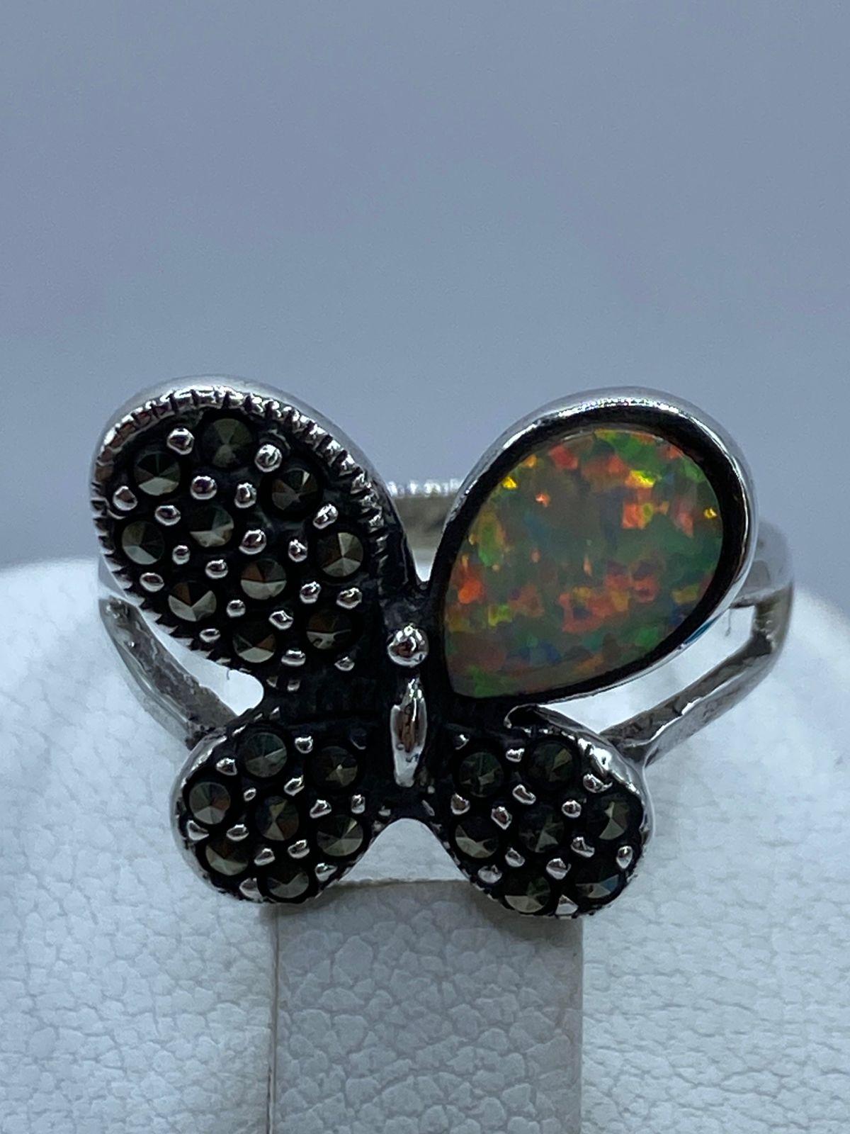 Anillo Mariposa de Plata Ley 925 con Ópalo de Fuego y Marquesita, vista de detalle