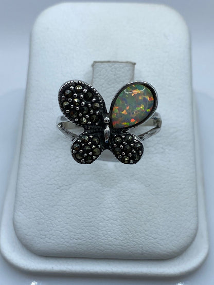 Anillo Mariposa de Plata Ley 925 con Ópalo de Fuego y Marquesita, vista lateral