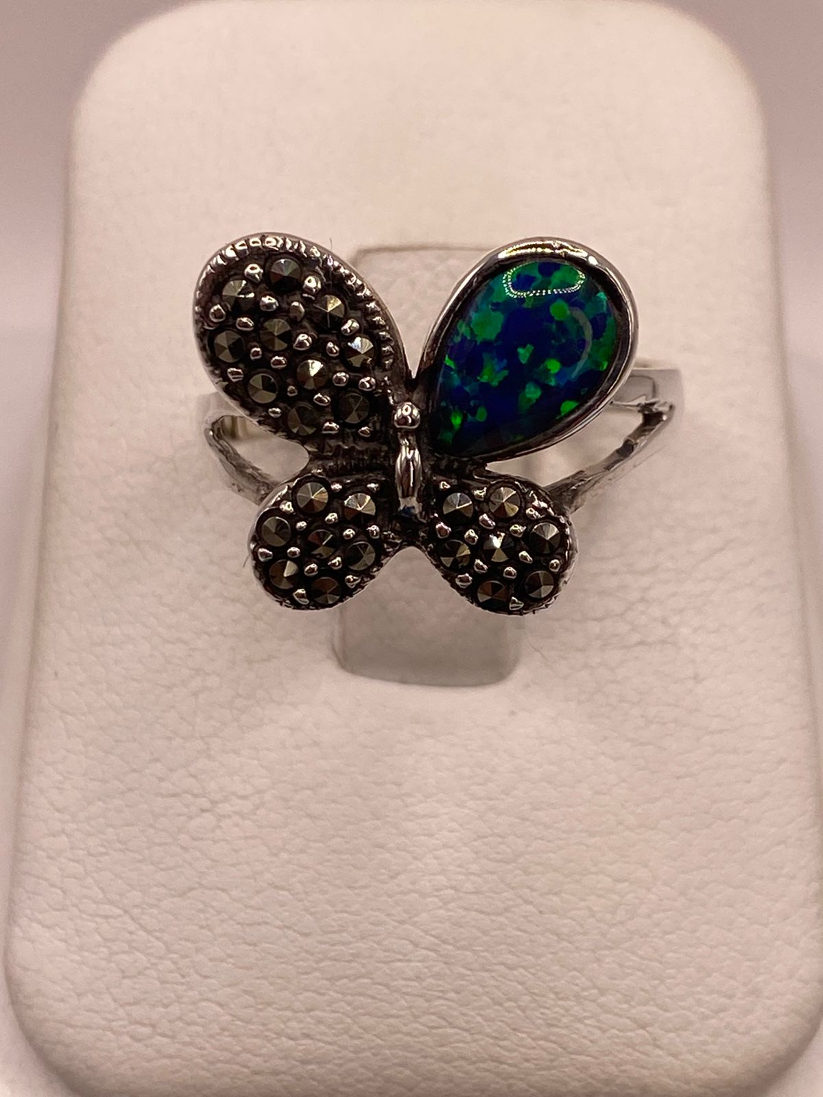 Anillo Mariposa de Plata Ley 925 con Ópalo de Fuego y Marquesitas, vista frontal