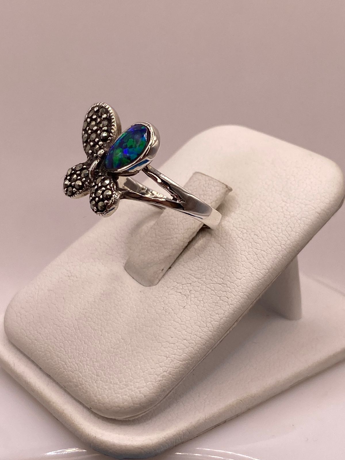 Anillo Mariposa de Plata Ley 925 con Ópalo de Fuego y Marquesitas, vista lateral