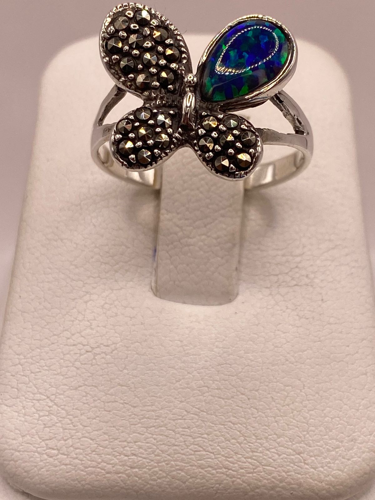 Anillo Mariposa de Plata Ley 925 con Ópalo de Fuego y Marquesitas, vista de detalle